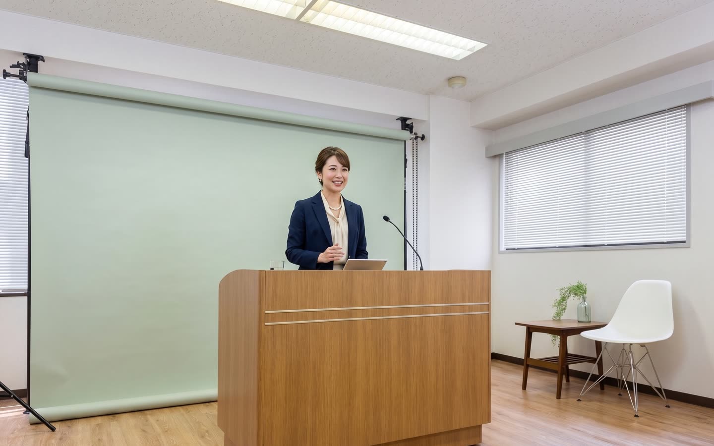 スタジオフランの演台とグレーの背景紙